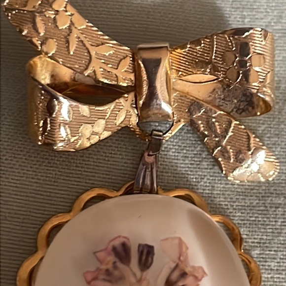 Vintage Floral Brooch Resin Pressed Real Flowers Pin gold tone - Picture 3 of 7